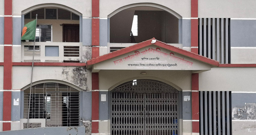 বাউফলে এসএসসি ফরম পূরণে অনিয়মের অভিযোগ
