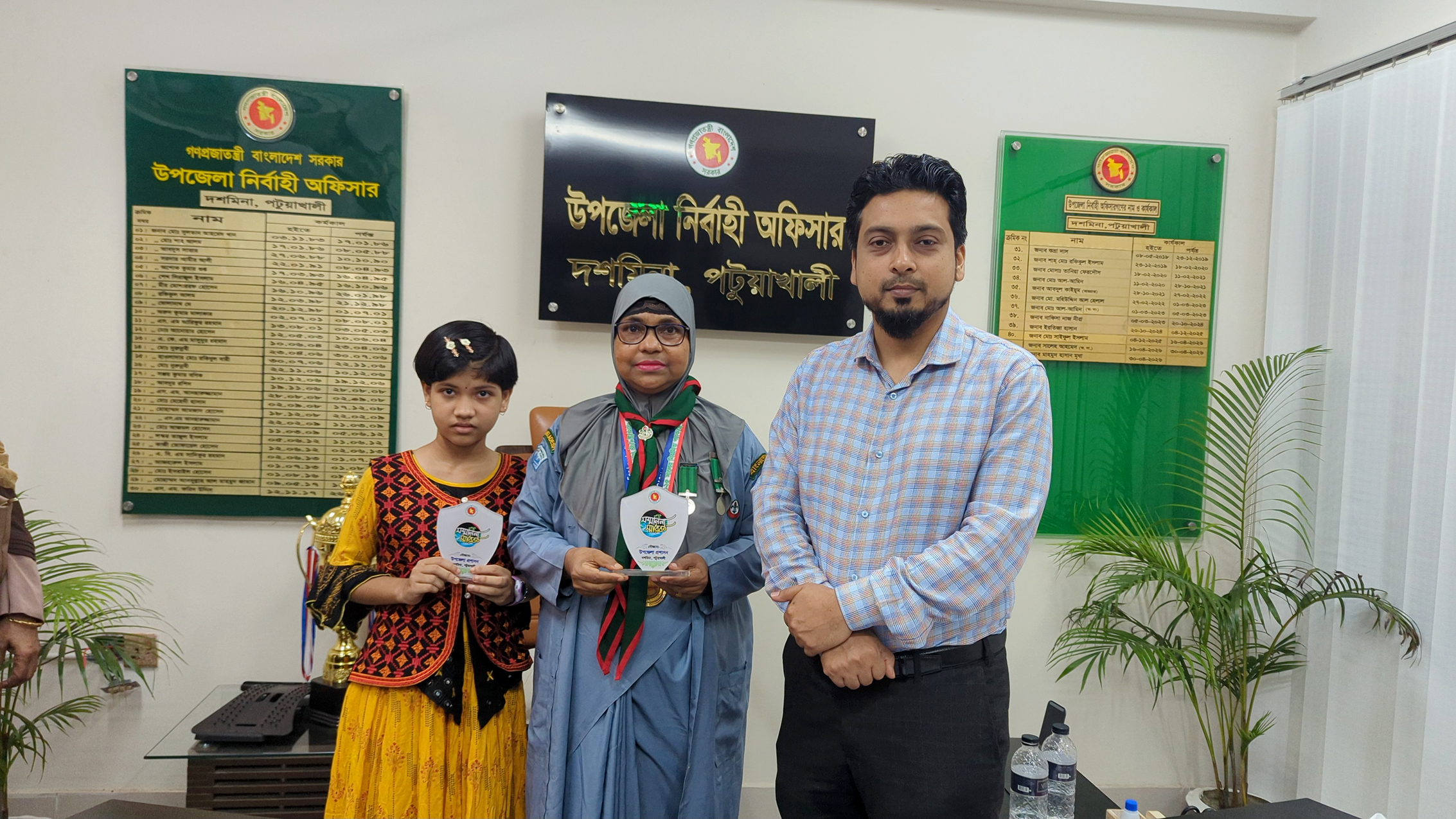 দশমিনায় সেরা শিক্ষিকা ও শিক্ষার্থীকে উপজেলা প্রশাসনের সম্মাননা