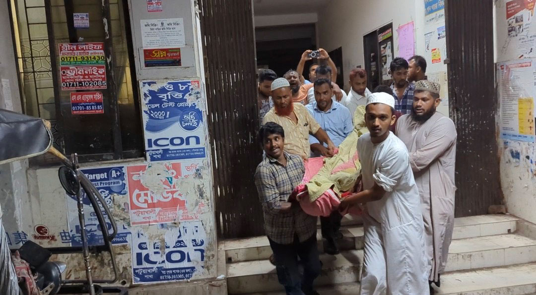 হাসপাতালে চিকিৎসা না পেয়ে কলেজছাত্রের মৃত্যুর অভিযোগ, লাশ বহনে ট্রলিও দিল না কর্তৃপক্ষ