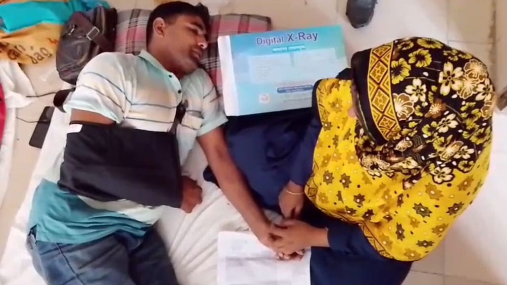 বাবাকে কাদা-পানিতে চুবিয়ে হত্যা: আদালতে যাওয়ার পথে ছেলেকে হাতুড়িপেটা, হাসপাতালেও হামলাচেষ্টা
