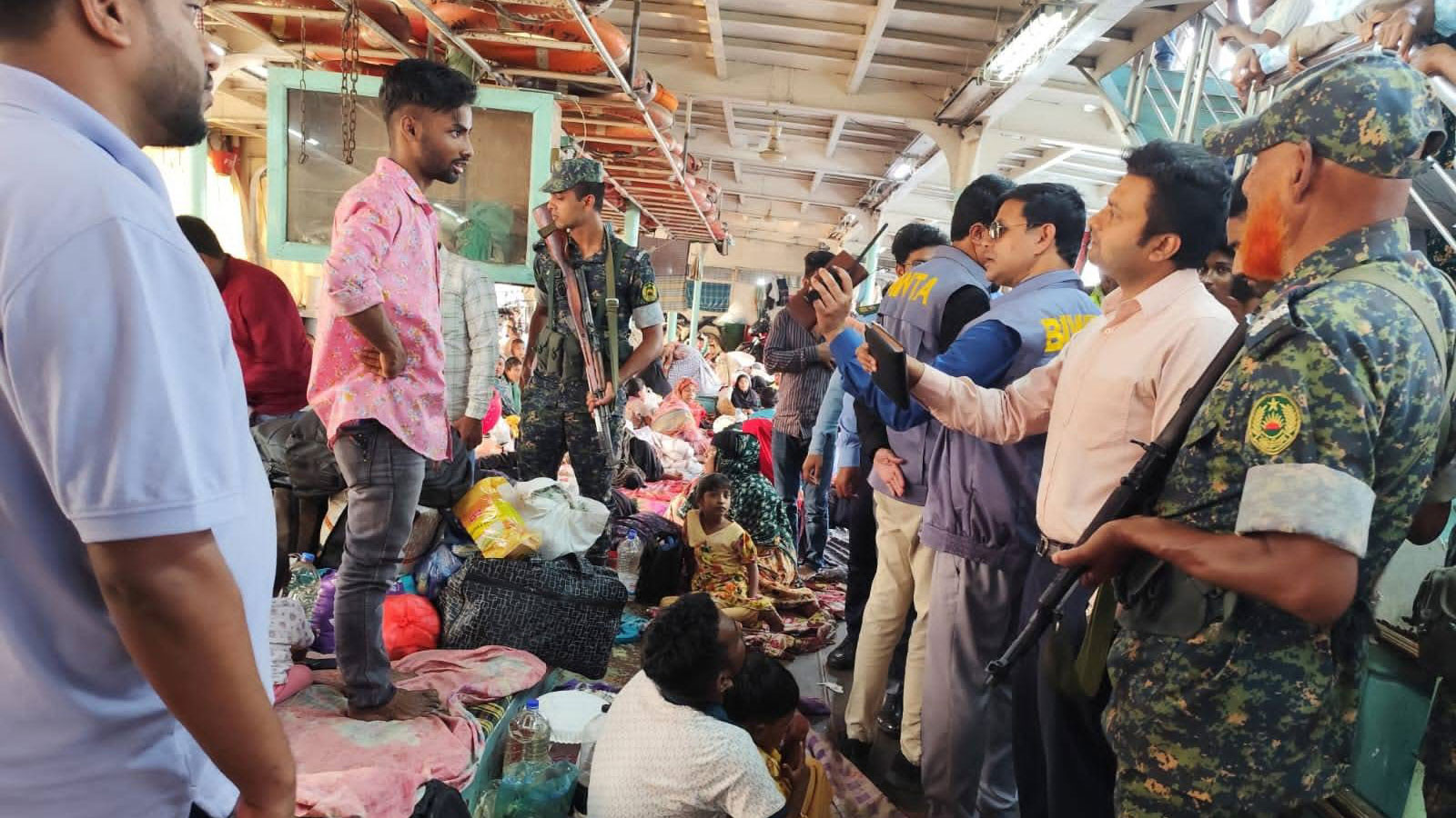পটুয়াখালী লঞ্চঘাটে অভিযান, পাঁচ লঞ্চ থেকে শতাধিক তোশক জব্দ