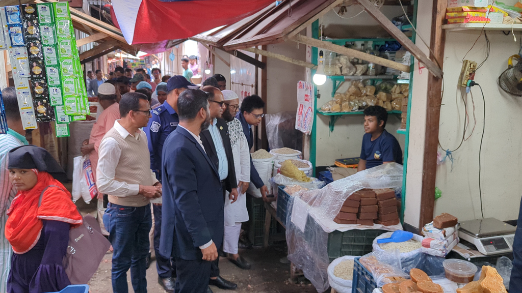 পটুয়াখালীতে প্রশাসনের বাজার তদারকি, ক্ষোভে দোকান বন্ধ
