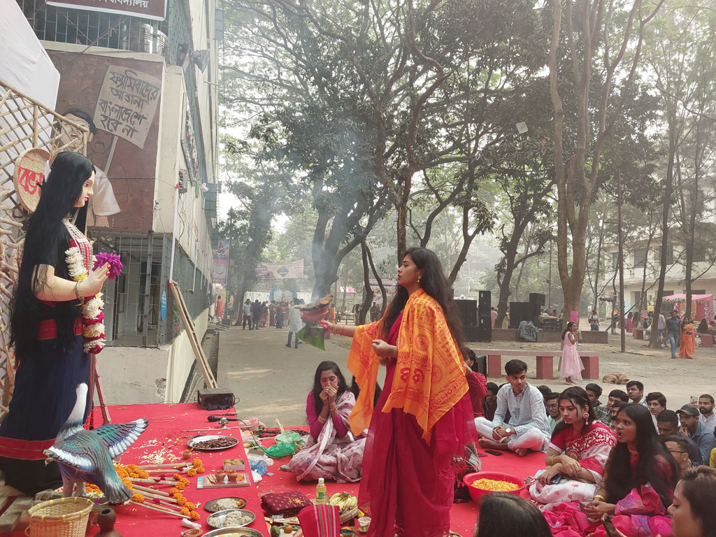 জবির ইংরেজি বিভাগে সরস্বতী পূজায় পৌরোহিত্য করলেন নারী