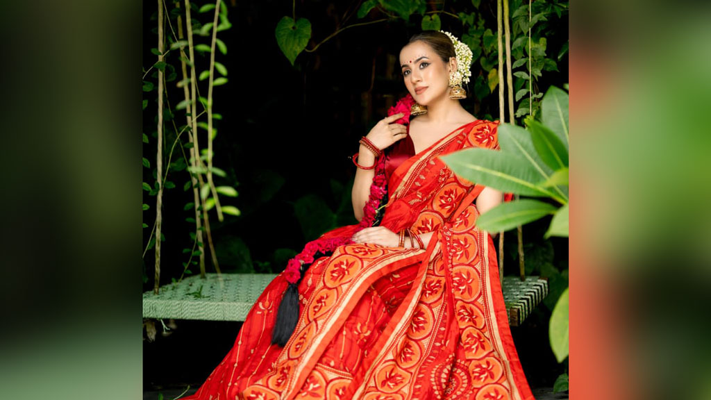 এবার পূজায় শাড়িতে রাজত্ব করছে পদ্ম মোটিফ