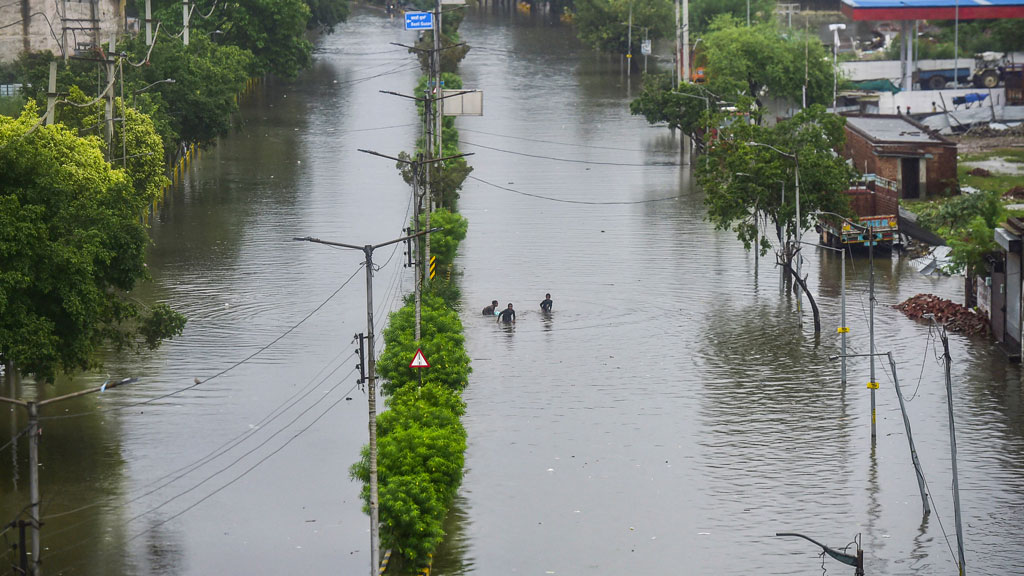 পাঞ্জাবে বন্যায় অন্তত ৩৭ জনের মৃত্যু, ক্ষতিগ্রস্ত লাখো মানুষ