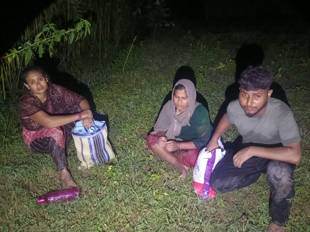 জীবননগর সীমান্তে তিনজনকে বাংলাদেশে ঠেলে পাঠানোর চেষ্টা, বিজিবির বাধায় ব্যর্থ