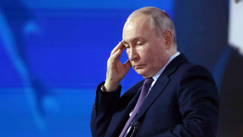 ইউক্রেন যুদ্ধে অর্থসংকটে মস্কো, প্রতিরক্ষা বাজেটে অলিগার্কদের অনুদান চাইলেন পুতিন