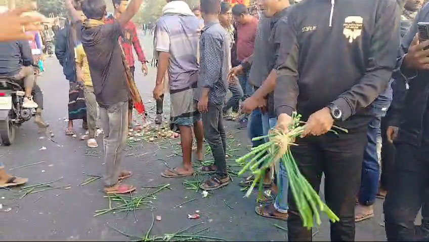 ন্যায্যমূল্যের দাবিতে সড়কে পেঁয়াজ ছিটিয়ে অবরোধ কৃষকদের