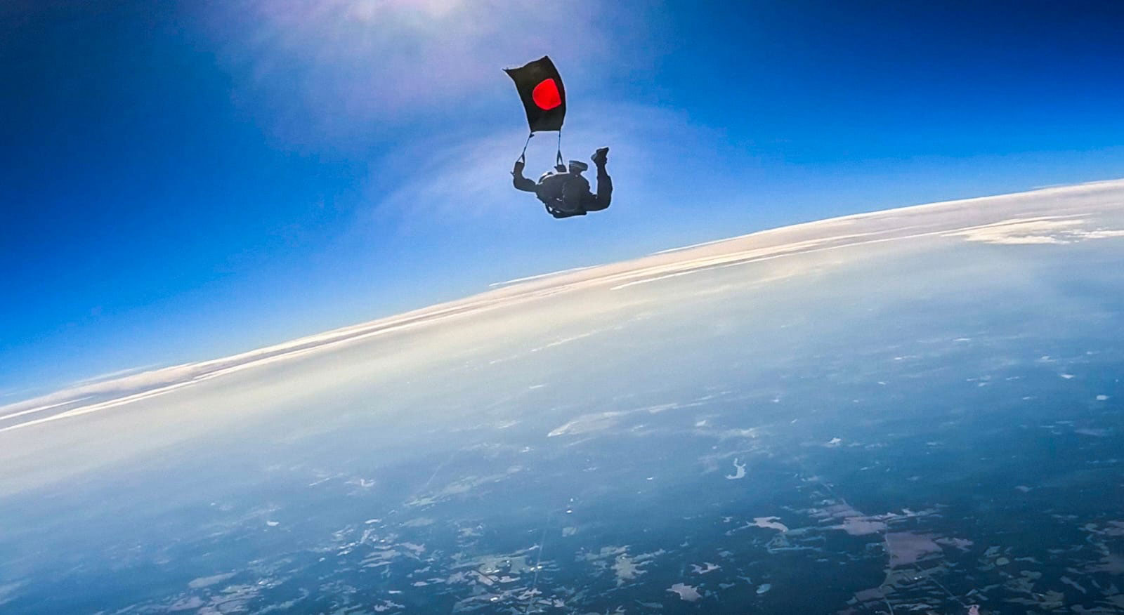 বিজয় দিবসে সর্বাধিক পতাকা হাতে প্যারাস্যুটিং, বিশ্বরেকর্ড গড়ার প্রত্যয়