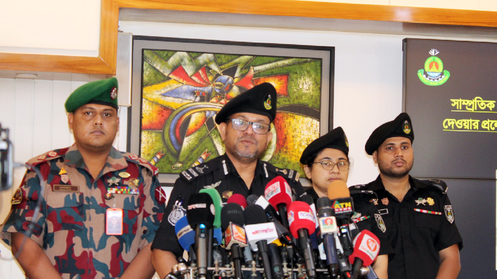 উচ্চপদস্থ কর্মকর্তার পরিচয়ে প্রতারণা, চাকরিচ্যুত সেনাসদস্যসহ গ্রেপ্তার ২