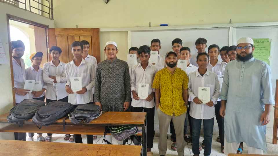 লাখো শিক্ষার্থীর মাঝে নবীজির জীবনীগ্রন্থ ফ্রি বিতরণ করছে রাবতা