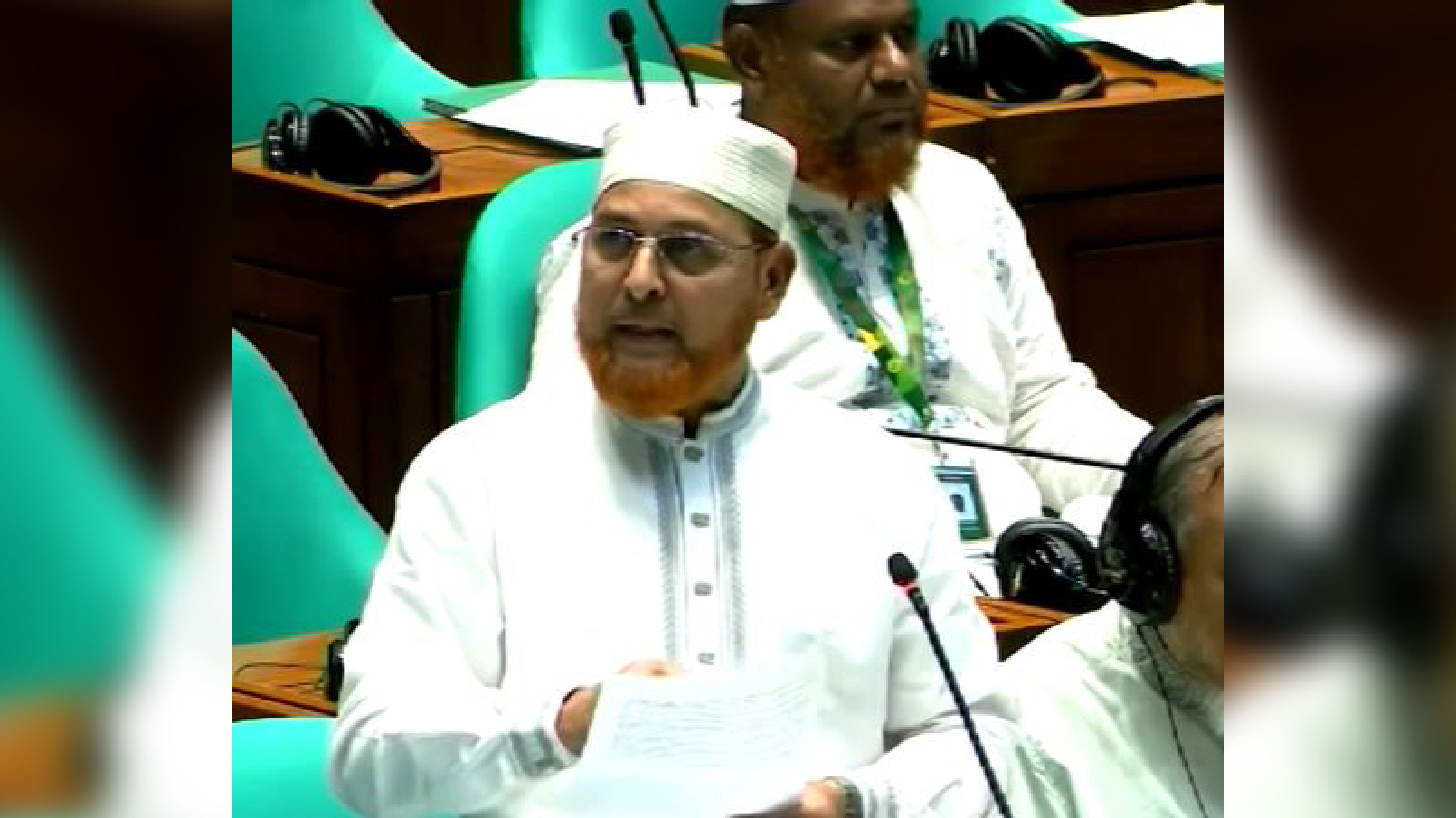আইন-শৃঙ্খলা নিয়ন্ত্রণ ছাড়া সব বিষয়ে দক্ষ স্বরাষ্ট্রমন্ত্রী: সংসদে জামায়াতের এমপি
