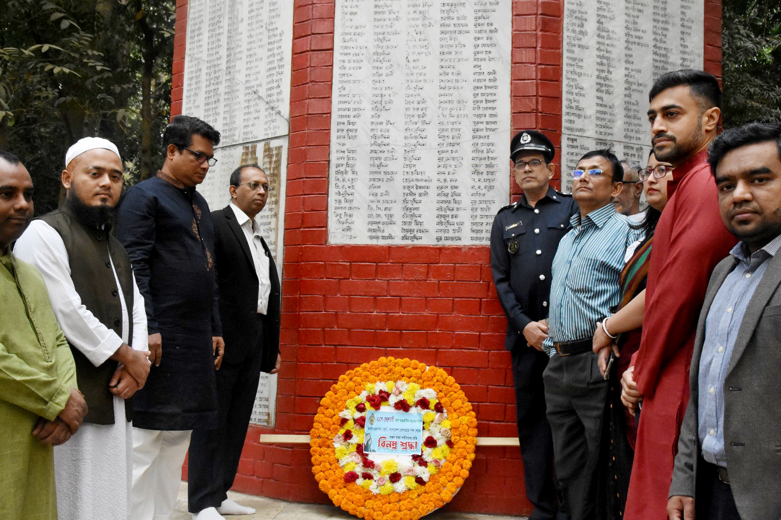 সিআরবির শহীদ মিনারে রেলওয়ের অতিরিক্ত মহাব্যবস্থাপক ও কর্মকর্তা–কর্মচারীদের শ্রদ্ধা নিবেদন