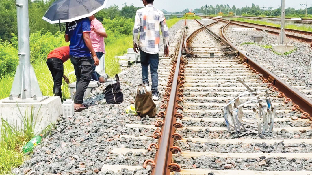 পদ্মা রেললাইনে চুরির উৎসব