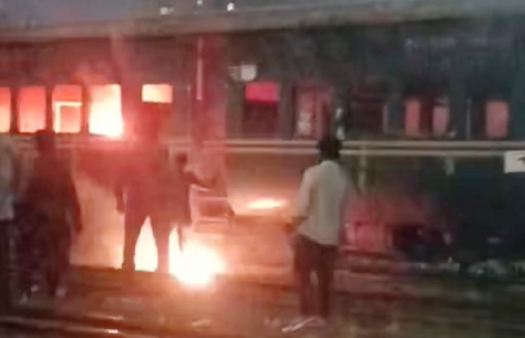 তেজগাঁও রেলওয়ে স্টেশনে আগুন