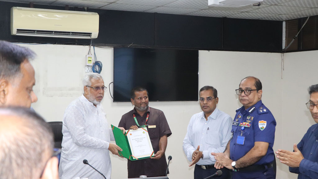 সাহসিকতা ও সুরক্ষায় অবদান রাখায় ৪ রেলকর্মীকে সম্মাননা