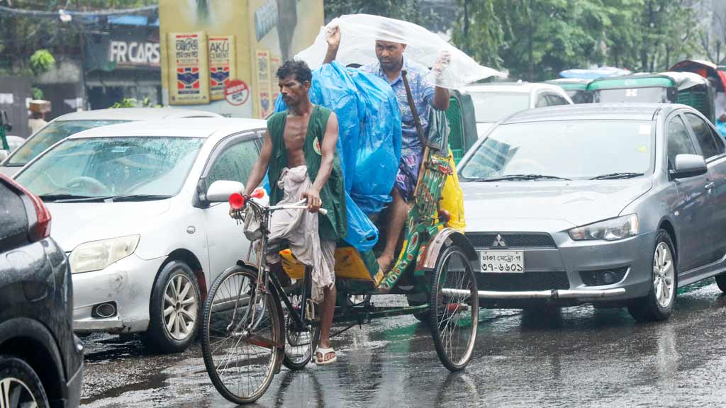 ভ্যাপসা গরমের মধ্যে রাজধানীবাসীর জন্য আজ বুধবার সকালে স্বস্তির বৃষ্টি নামে। কাকরাইল এলাকায় তোলা। ছবি: আজকের পত্রিকা