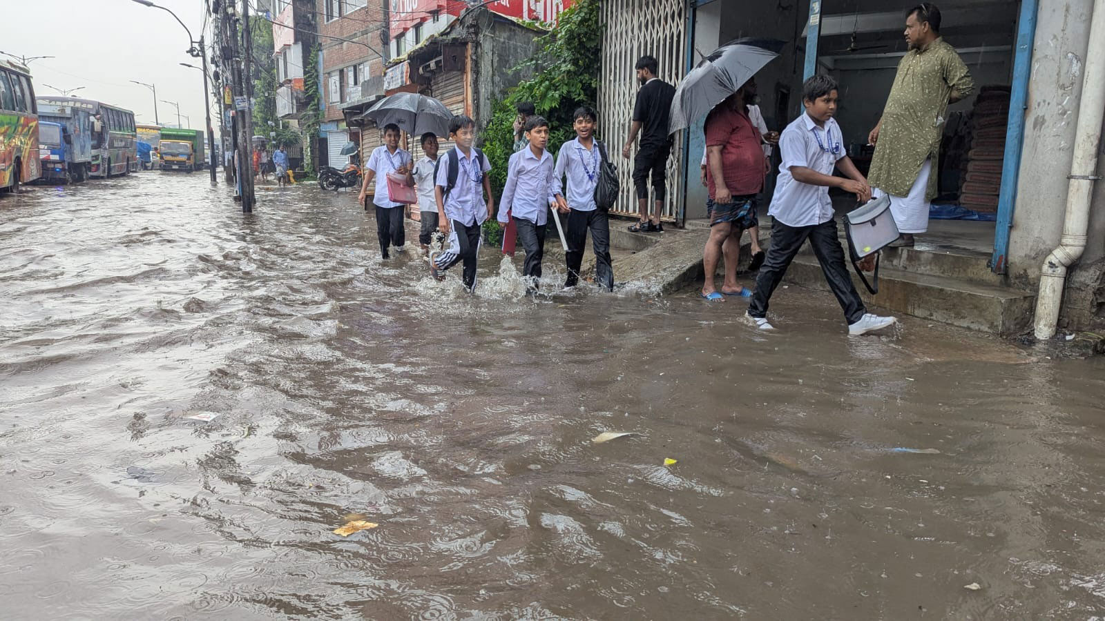 বৈরী আবহাওয়া: বেশ কিছু শিক্ষাপ্রতিষ্ঠানের অর্ধবার্ষিকী ও প্রাক নির্বাচনী পরীক্ষা স্থগিত