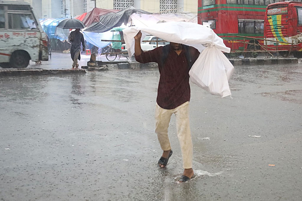 মৌসুমির বায়ুর দাপটে আরও বাড়বে বৃষ্টি