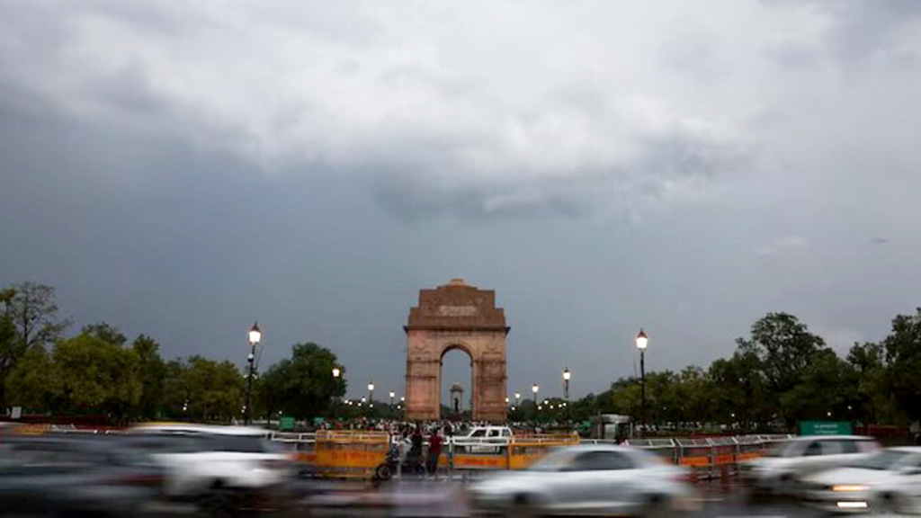 দিল্লিতে হঠাৎ বৃষ্টি, কাশ্মীরে ভারী তুষারপাত