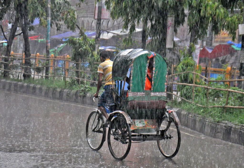 ঢাকাসহ ১০ জেলায় ঝড়-বজ্রবৃষ্টির আভাস, নদীবন্দরে সতর্কতা