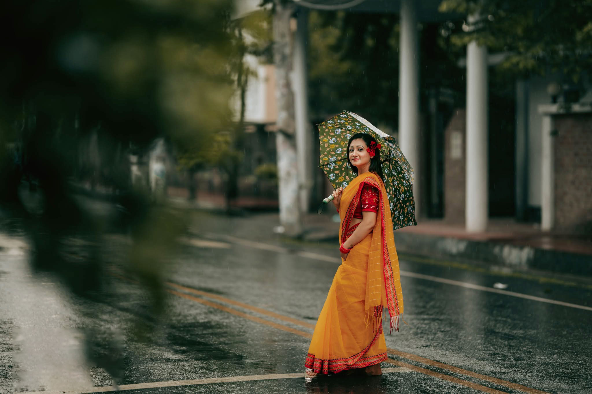 অফিসে যাওয়ার পথে হঠাৎ বৃষ্টি? সারা দিন স্বাচ্ছন্দ্যে থাকতে যেসব প্রস্তুতি থাকা চাই