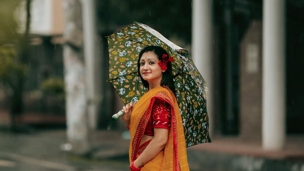 অফিস যাওয়ার পথে হঠাৎ বৃষ্টি? সারা দিন স্বাচ্ছন্দ্যে থাকতে যেসব প্রস্তুতি থাকা চাই