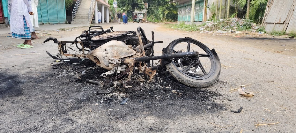 মোটরসাইকেল আগুন দিয়ে পুড়িয়ে দেওয়া হয়। ছবি: আজকের পত্রিকা