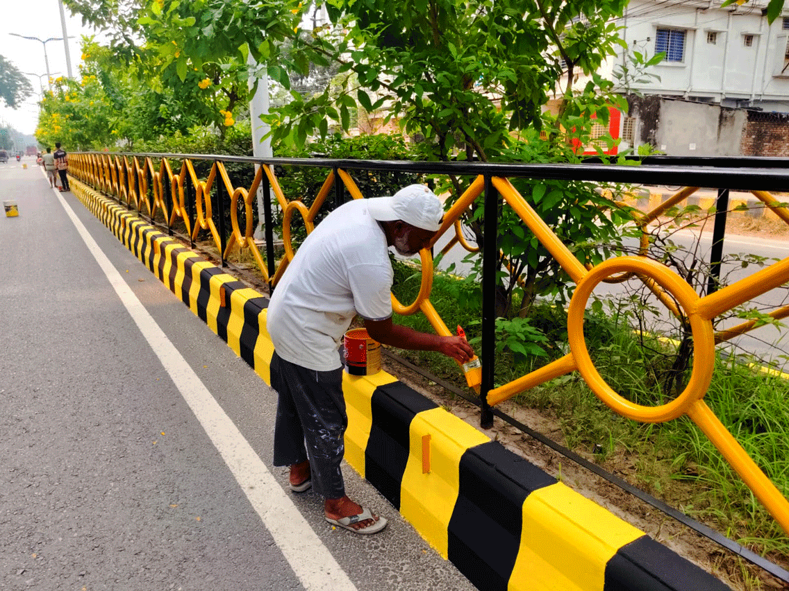নগরের বিমান চত্বর এলাকায় সড়ক বিভাজকে রং করা হচ্ছে। ছবি: আজকের পত্রিকা