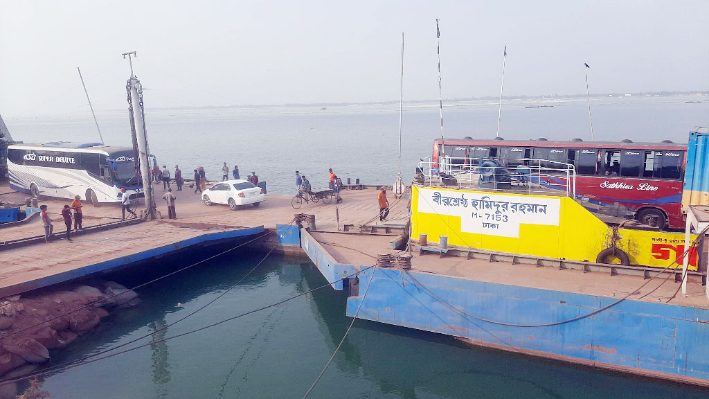 ঘন কুয়াশায় দৌলতদিয়া-পাটুরিয়া ফেরি চলাচল ৩ ঘণ্টা বন্ধ