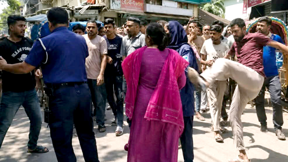 রাজবাড়ীতে নারী উদ্যোক্তাকে প্রকাশ্যে মারধর-হেনস্তা, প্রতিষ্ঠান বন্ধ