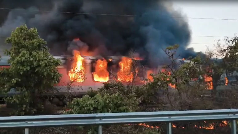 ভারতে যাত্রাবাহী ট্রেন কোচে আগুন, ৬৮ জনকে উদ্ধার