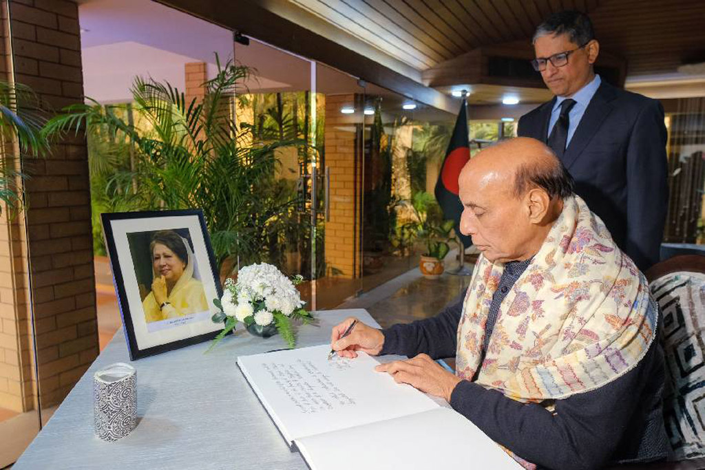 খালেদা জিয়ার প্রতি শ্রদ্ধা জানাতে দিল্লির বাংলাদেশ হাইকমিশনে রাজনাথ সিং