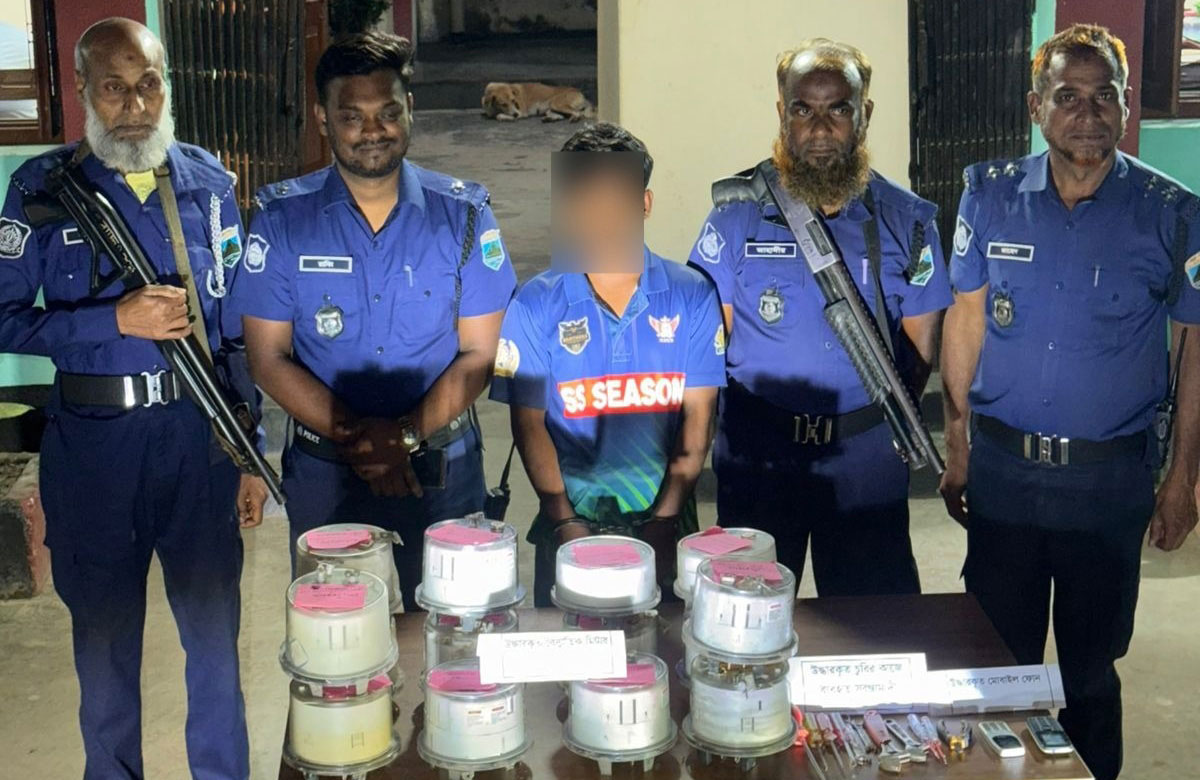 চিরকুটে মোবাইল নম্বর লিখে বৈদ্যুতিক মিটার চুরি করতেন তিনি