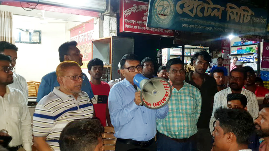 ডিসির হস্তক্ষেপে রাজশাহীতে ১২ ঘণ্টা পর বাস চলাচল স্বাভাবিক