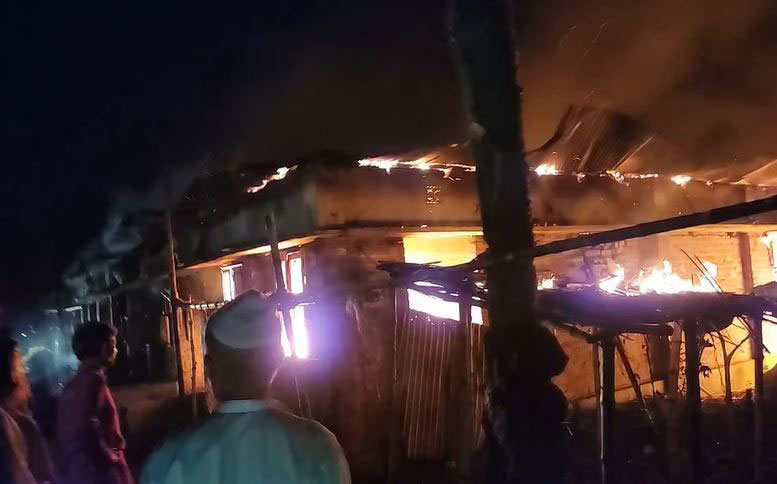 বাঘায় আগুনে নিঃস্ব তিন পরিবার, ক্ষতি প্রায় ৫০ লাখ টাকা
