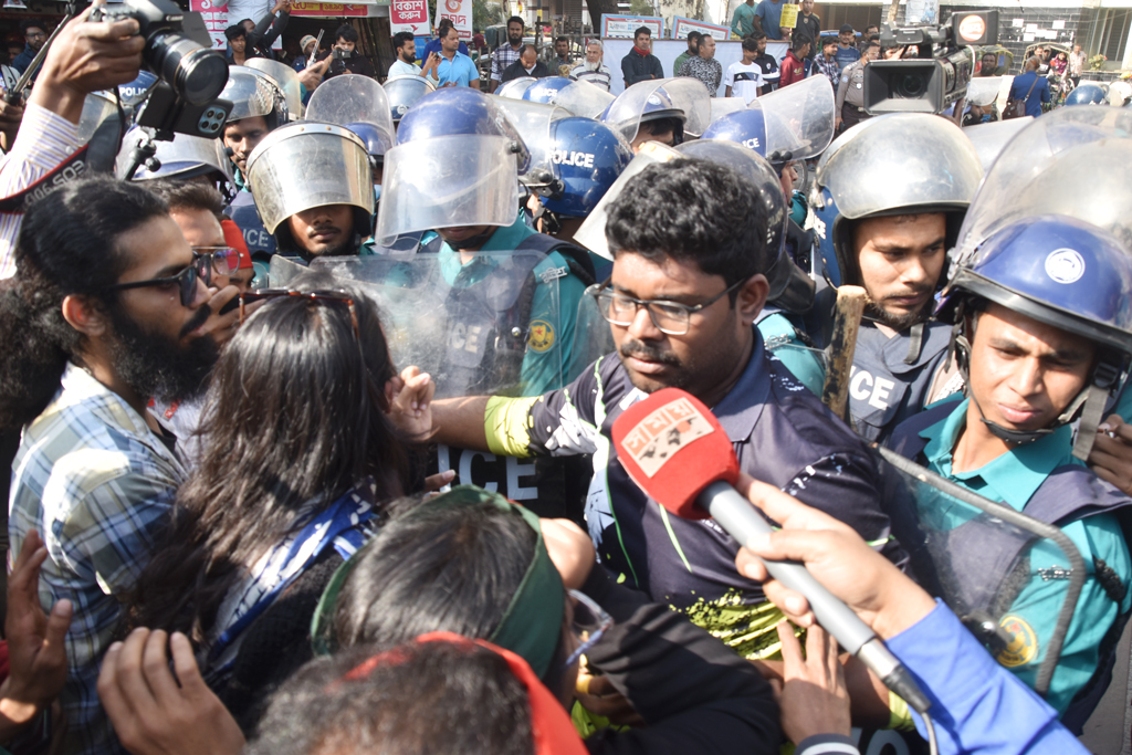 রাজশাহীতে ভারতীয় সহকারী হাইকমিশন অভিমুখে পদযাত্রায় পুলিশের বাধা, সড়ক অবরোধ