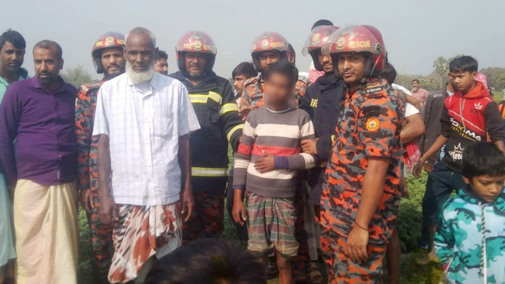 মোবাইল কিনে না দেওয়ায় বিদ্যুতের খুঁটির চূড়ায় কিশোর