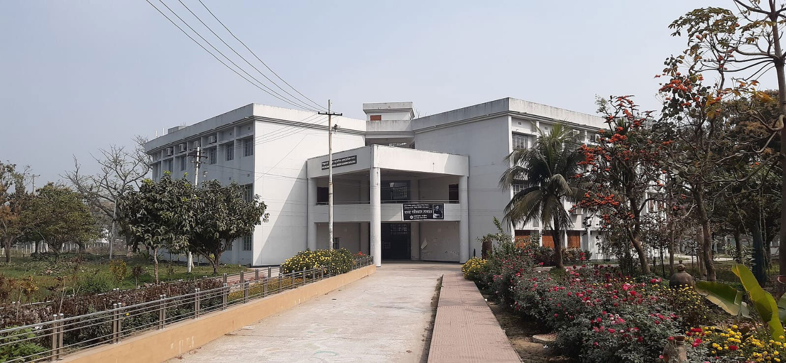 উদ্বোধনে আসেননি প্রশাসনের শীর্ষ কর্মকর্তারা, চারুকলার প্রদর্শনীতে চার ঘণ্টা অপেক্ষা