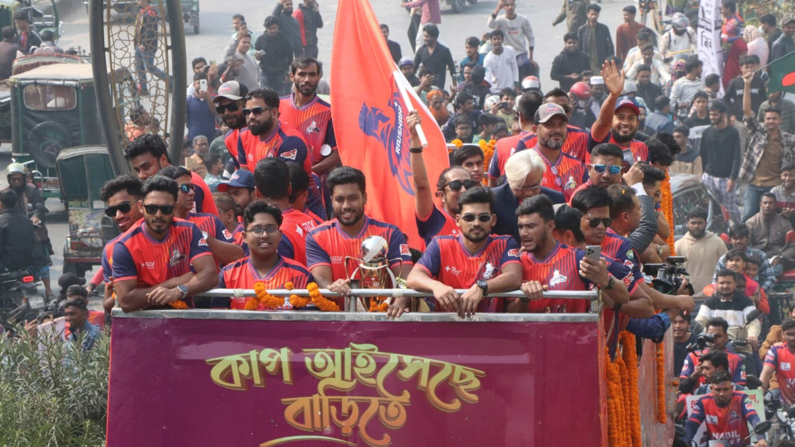 ছাদখোলা বাসে শহর ঘুরল রাজশাহী ওয়ারিয়র্স