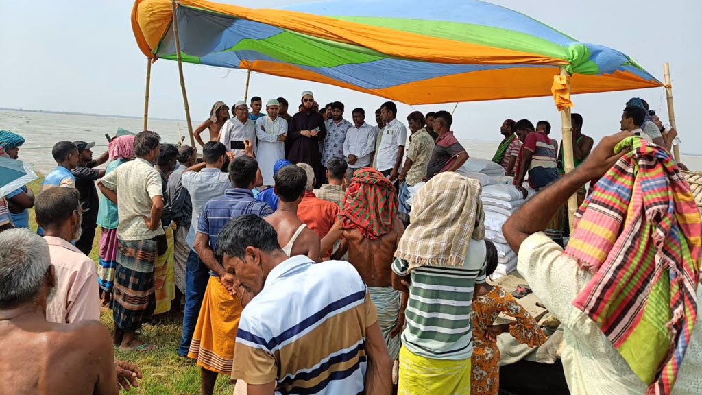 ত্রাণ পেল চরাঞ্চলে পানিবন্দী ১০০ পরিবার