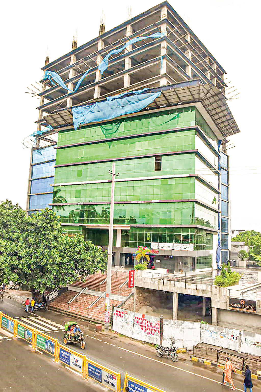 রাজশাহীর সিটি সেন্টারের নির্মাণ শেষ না হওয়ায় ১৬ বছরেও দোকান বুঝে পাননি ব্যবসায়ীরা। গতকাল মহানগরীর সোনাদীঘি এলাকায়। ছবি: আজকের পত্রিকা