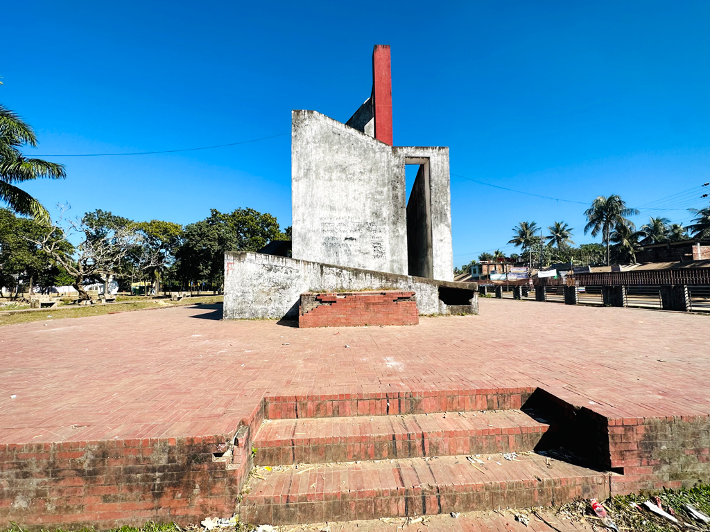 বিএনপি আমলে নির্মিত কোটি টাকার স্মৃতিসৌধ দশক ধরে পরিত্যক্ত