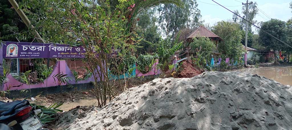 আদালতের নিষেধাজ্ঞা অমান্য করে কলেজের জমি ও মসজিদের রাস্তা কেটে গাছ রোপণ