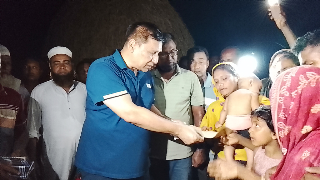 পীরগঞ্জে অগ্নিকাণ্ডে ক্ষতিগ্রস্ত এলাকা পরিদর্শনে জেলা পরিষদ প্রশাসক
