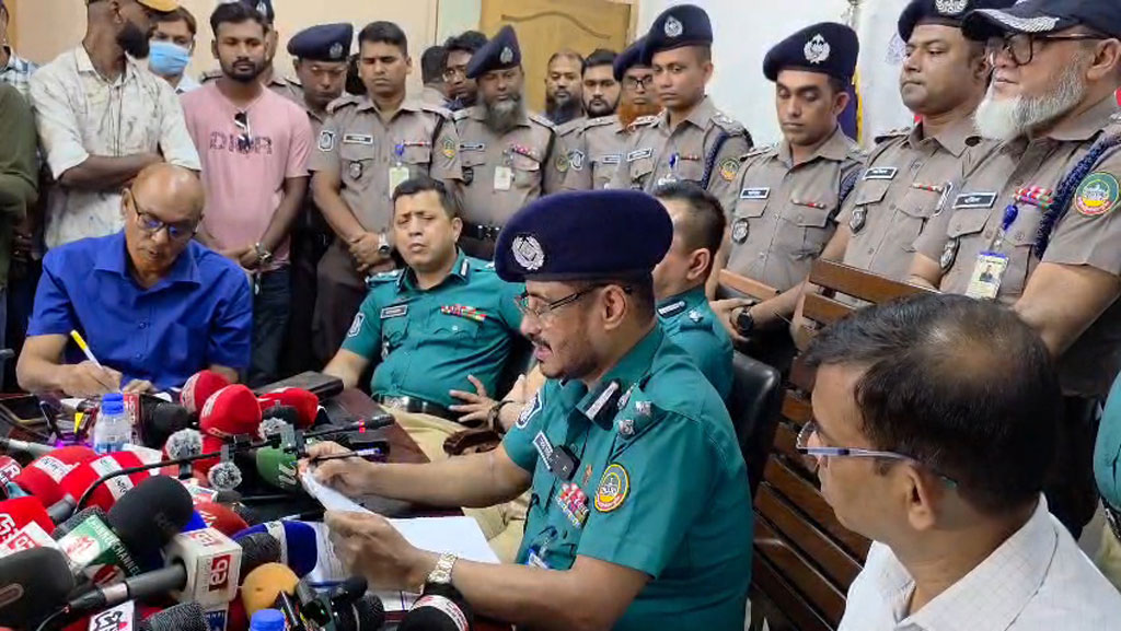 রংপুরে ৪ খুন: সাংবাদিকদের ডেকে প্রশ্নের জবাব না দিয়েই সটকে পড়লেন কমিশনার