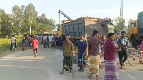 রংপুরে দাঁড়িয়ে থাকা ডাম্প ট্রাকে বাসের ধাক্কা, নিহত ৩