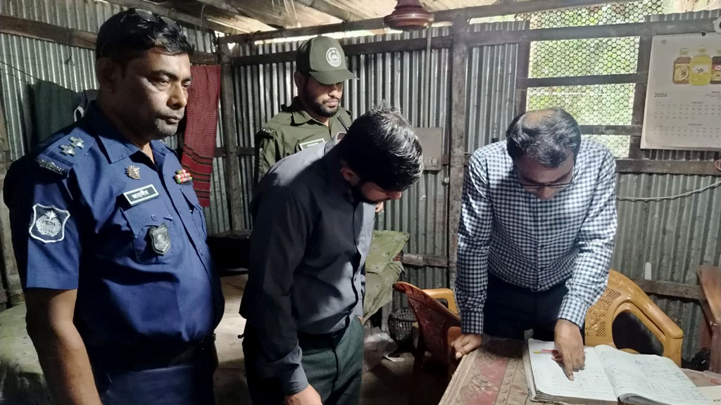 অস্বাস্থ্যকর পরিবেশে খাবার রাখায় রাউজানে ৪ প্রতিষ্ঠানকে জরিমানা