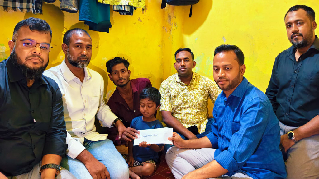 ৫ বছরের রাতুল ও বৃদ্ধ শাহানুরের পাশে প্রধানমন্ত্রী