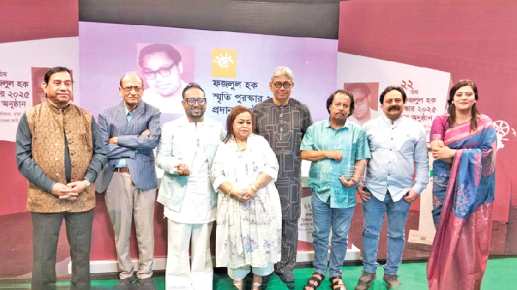 রায়হান রাফী ও আলিমুজ্জামানের হাতে ফজলুল হক স্মৃতি পুরস্কার